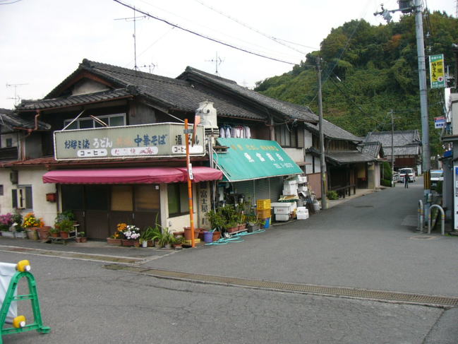 ガランとした吉野口駅、駅前広場。